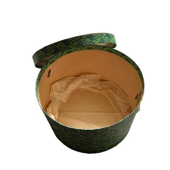 Vintage Ladies Hat Box With Handle 11” Diameter, 7” Height - Picture 4 of 4